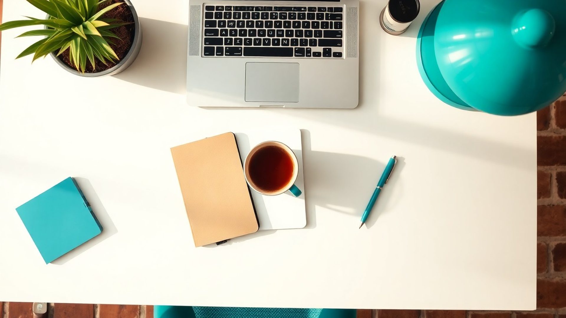 Laptop, notatnik i kawa na biurku w stylu teal-modern